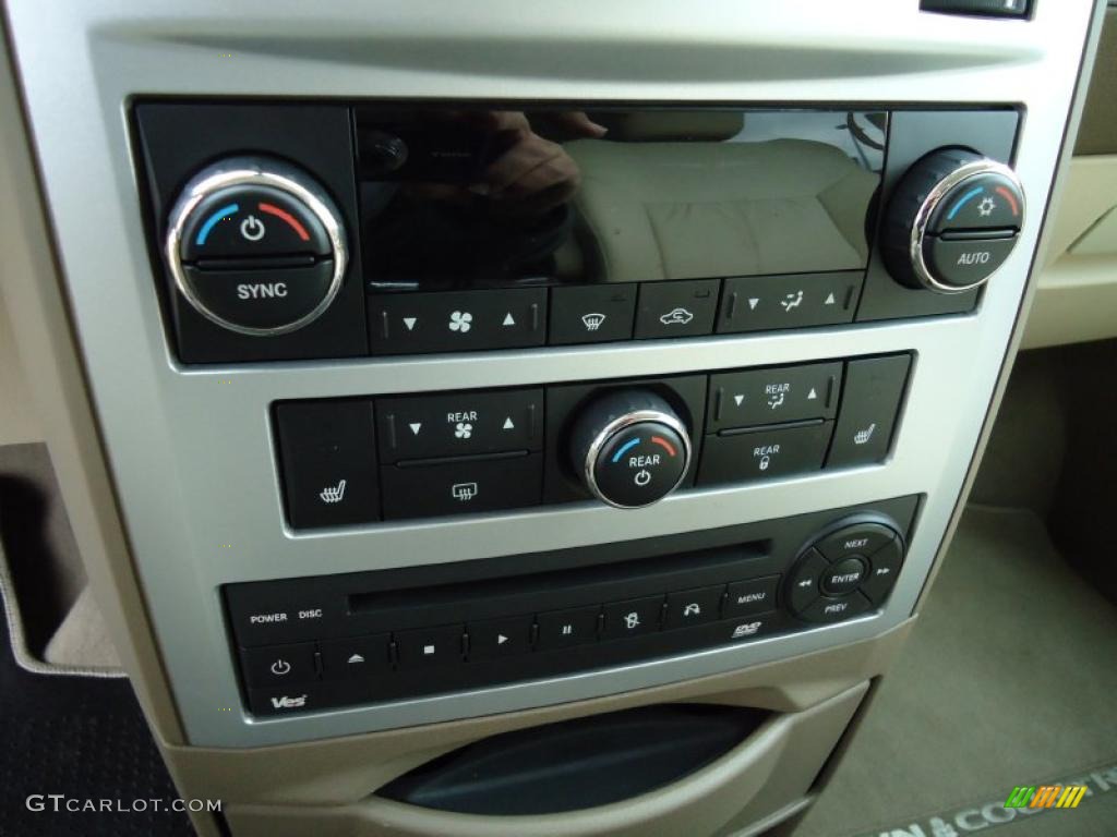 2010 Chrysler Town & Country Limited Controls Photo #43287568
