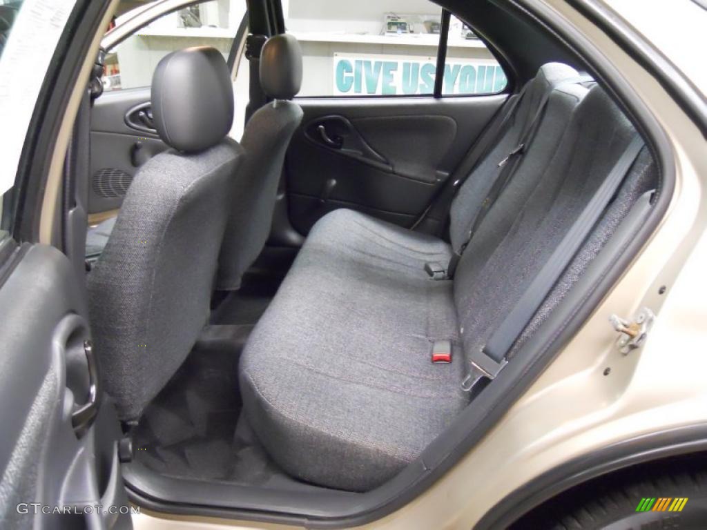 2004 Cavalier Sedan - Sandrift Metallic / Graphite photo #19