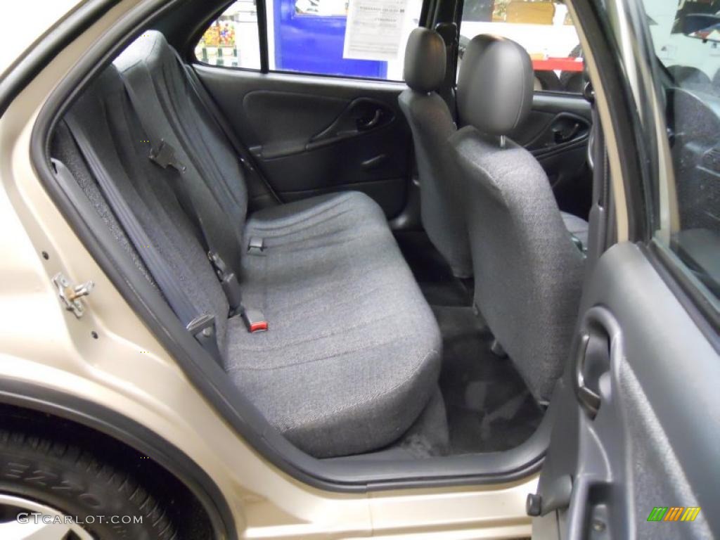 2004 Cavalier Sedan - Sandrift Metallic / Graphite photo #20
