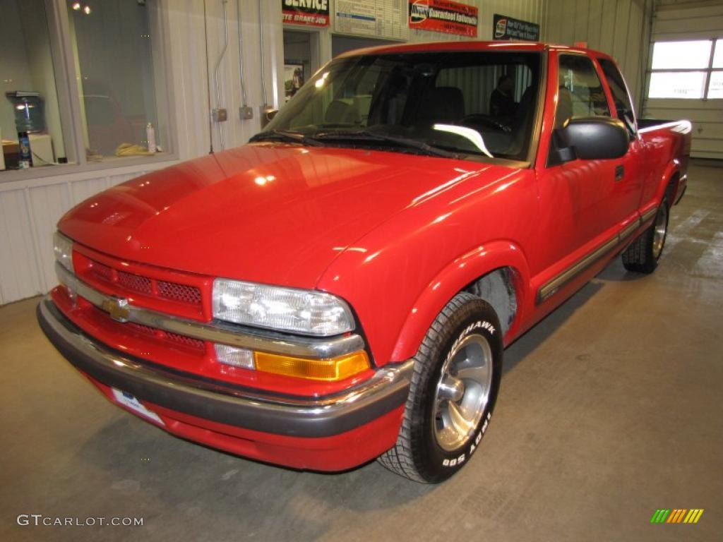 2003 S10 Extended Cab - Victory Red / Graphite photo #2