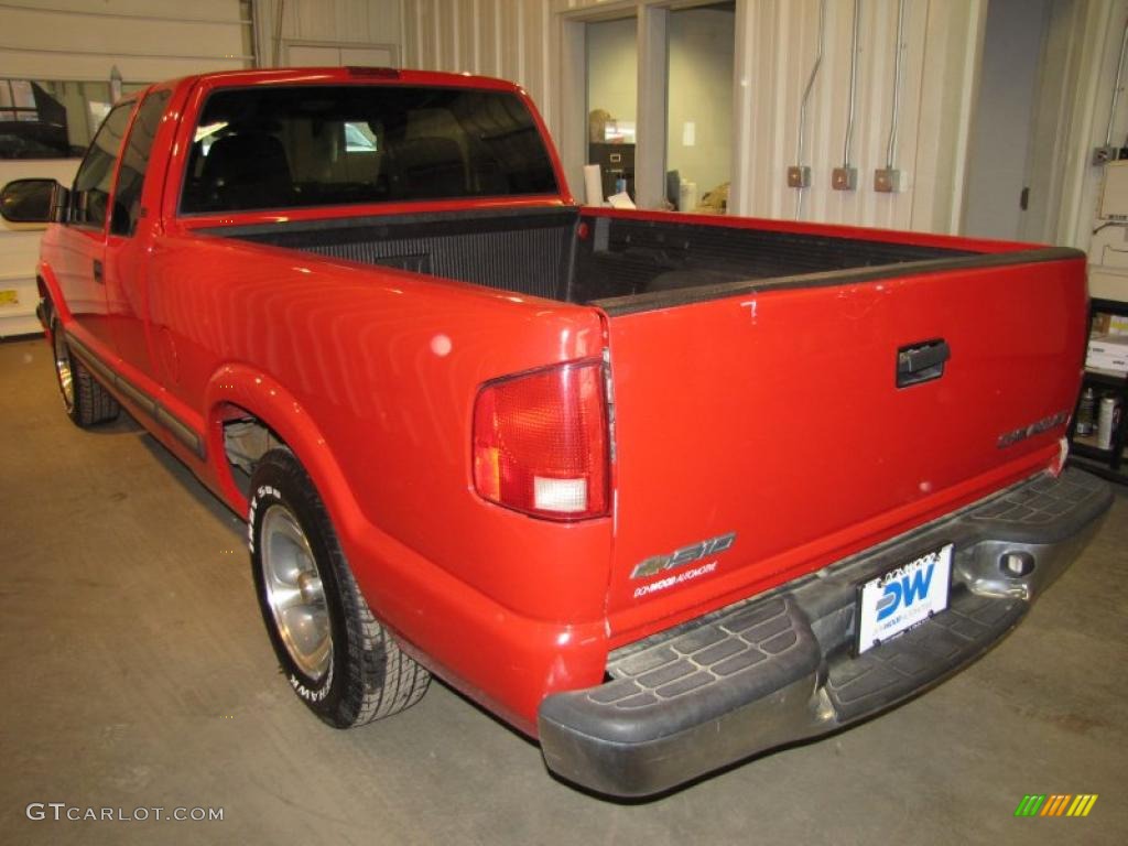 2003 S10 Extended Cab - Victory Red / Graphite photo #3