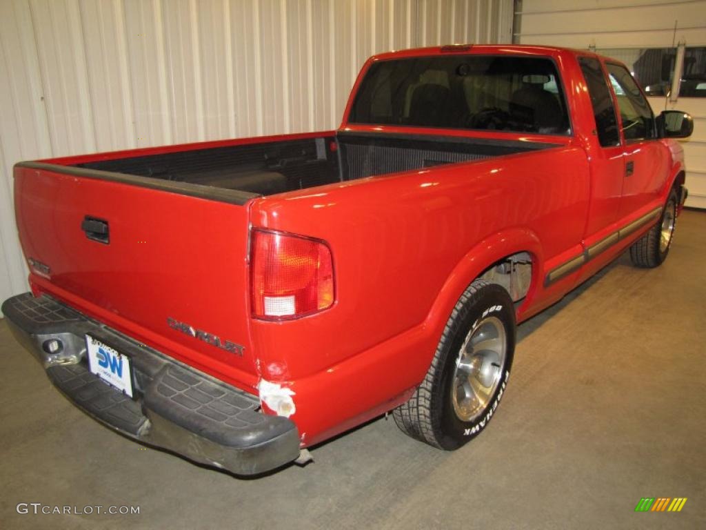 2003 S10 Extended Cab - Victory Red / Graphite photo #4