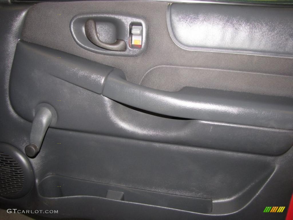 2003 S10 Extended Cab - Victory Red / Graphite photo #10