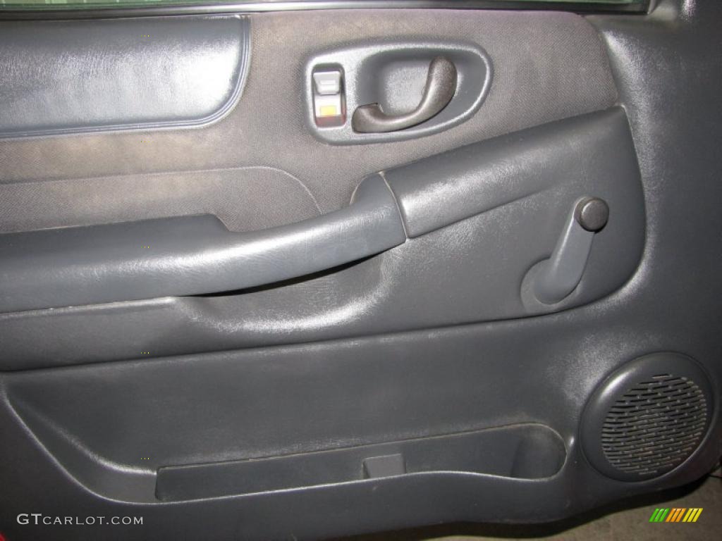 2003 S10 Extended Cab - Victory Red / Graphite photo #13