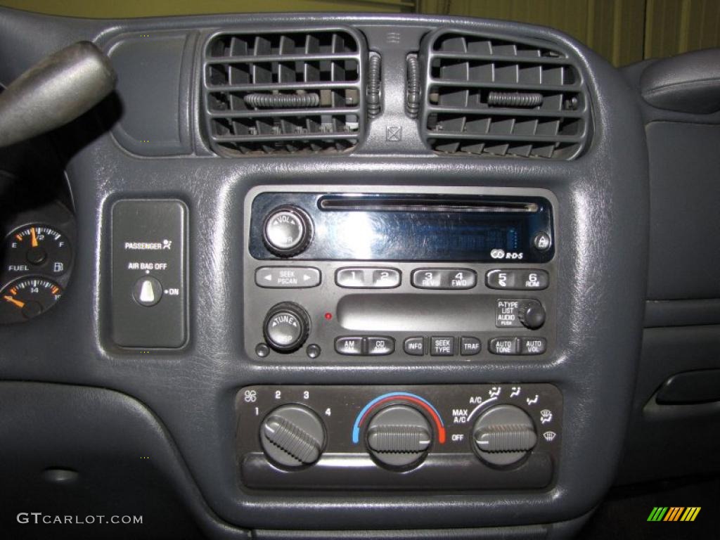 2003 Chevrolet S10 Extended Cab Controls Photo #43316865