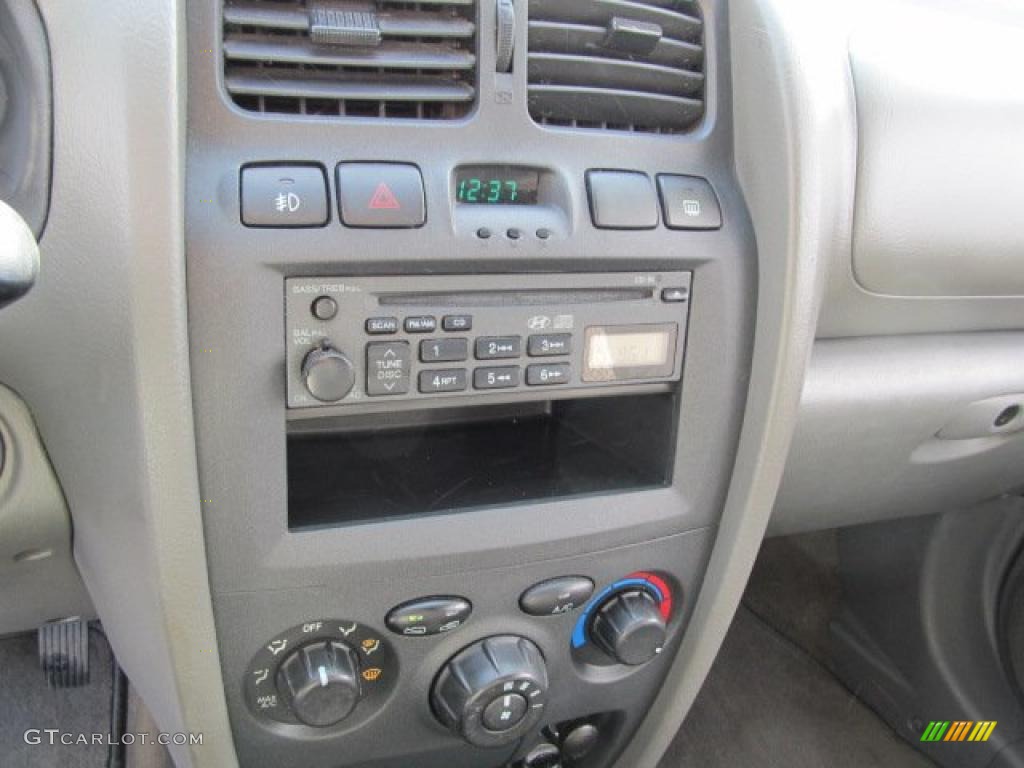 2004 Hyundai Santa Fe Standard Santa Fe Model Controls Photo #43323031
