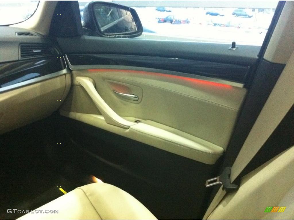 2011 BMW 5 Series 535i xDrive Sedan Oyster/Black Door Panel Photo #43341803