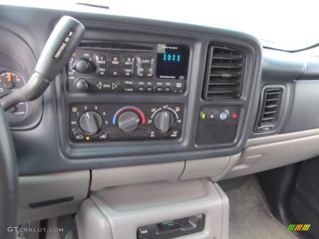 2001 Chevrolet Suburban 1500 LS 4x4 Controls Photo #43356505