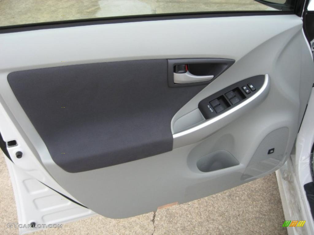 2011 Toyota Prius Hybrid III Misty Gray Door Panel Photo #43359535