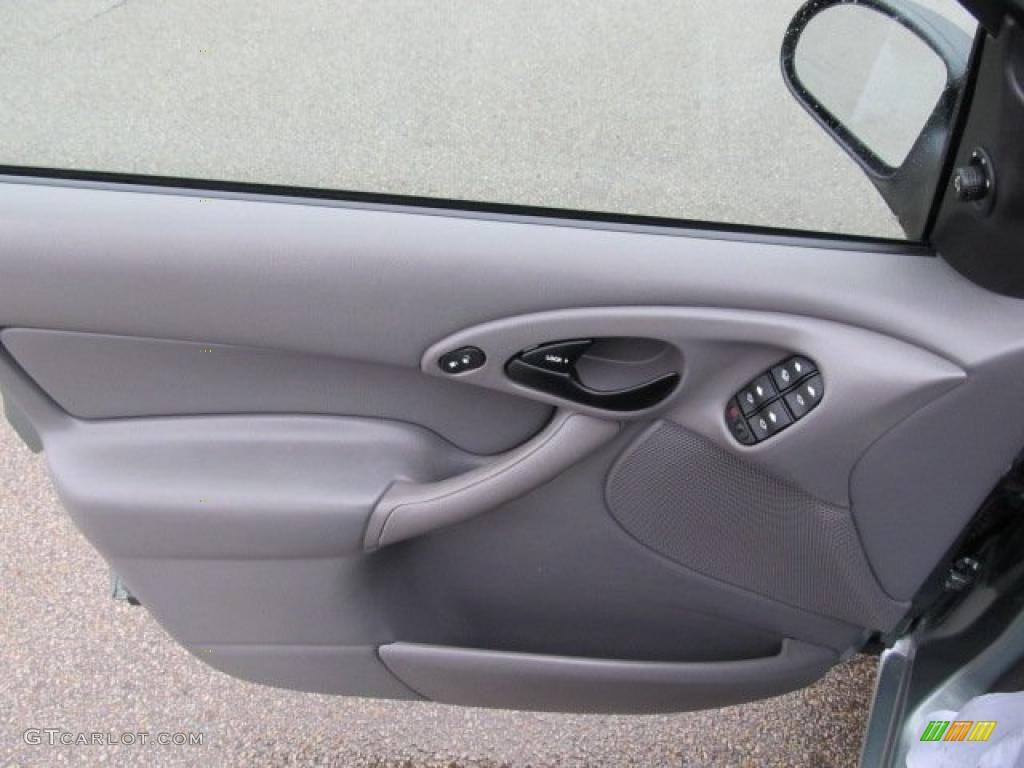 2004 Ford Focus SE Sedan Medium Graphite Door Panel Photo #43360891