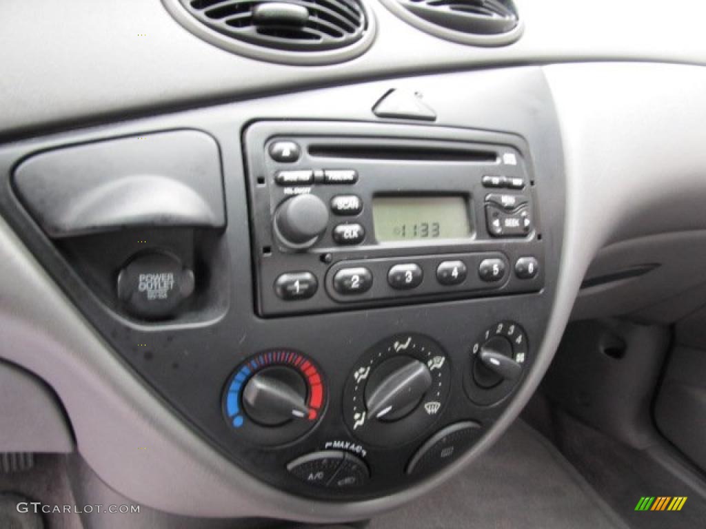 2004 Ford Focus SE Sedan Controls Photo #43360915