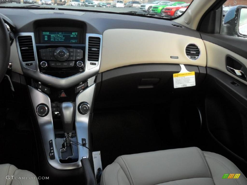 2011 Chevrolet Cruze LTZ Cocoa/Light Neutral Leather Dashboard Photo #43361503