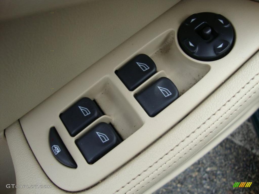 2004 Jaguar X-Type 2.5 Controls Photo #43367934