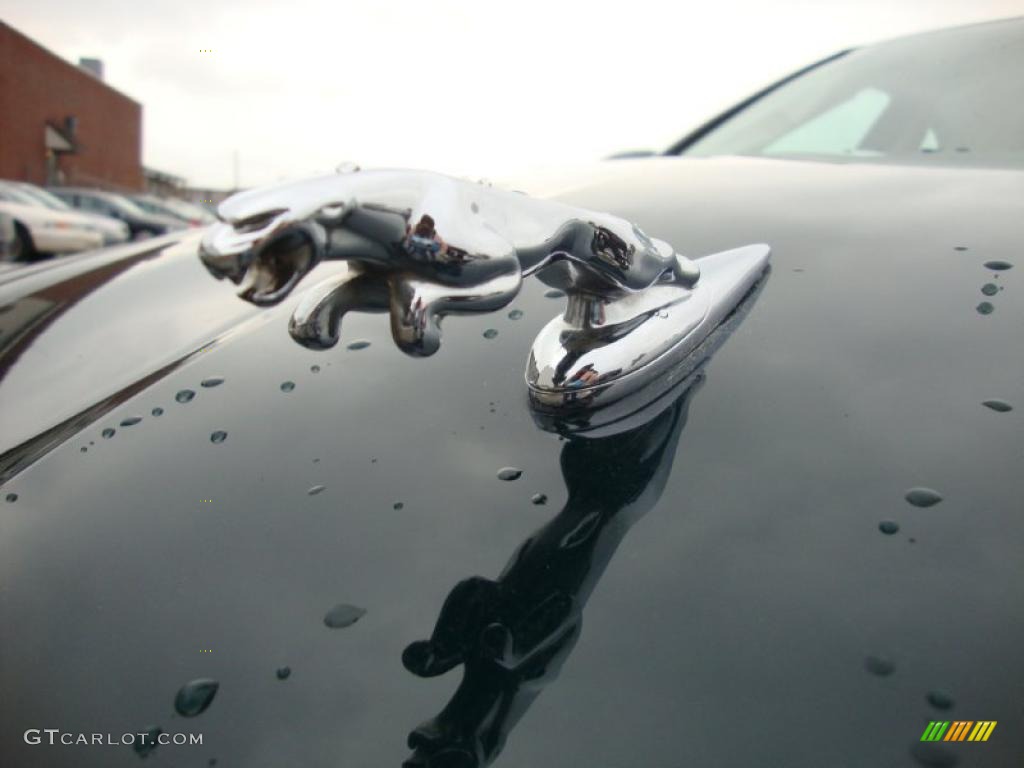2004 Jaguar X-Type 2.5 Marks and Logos Photos