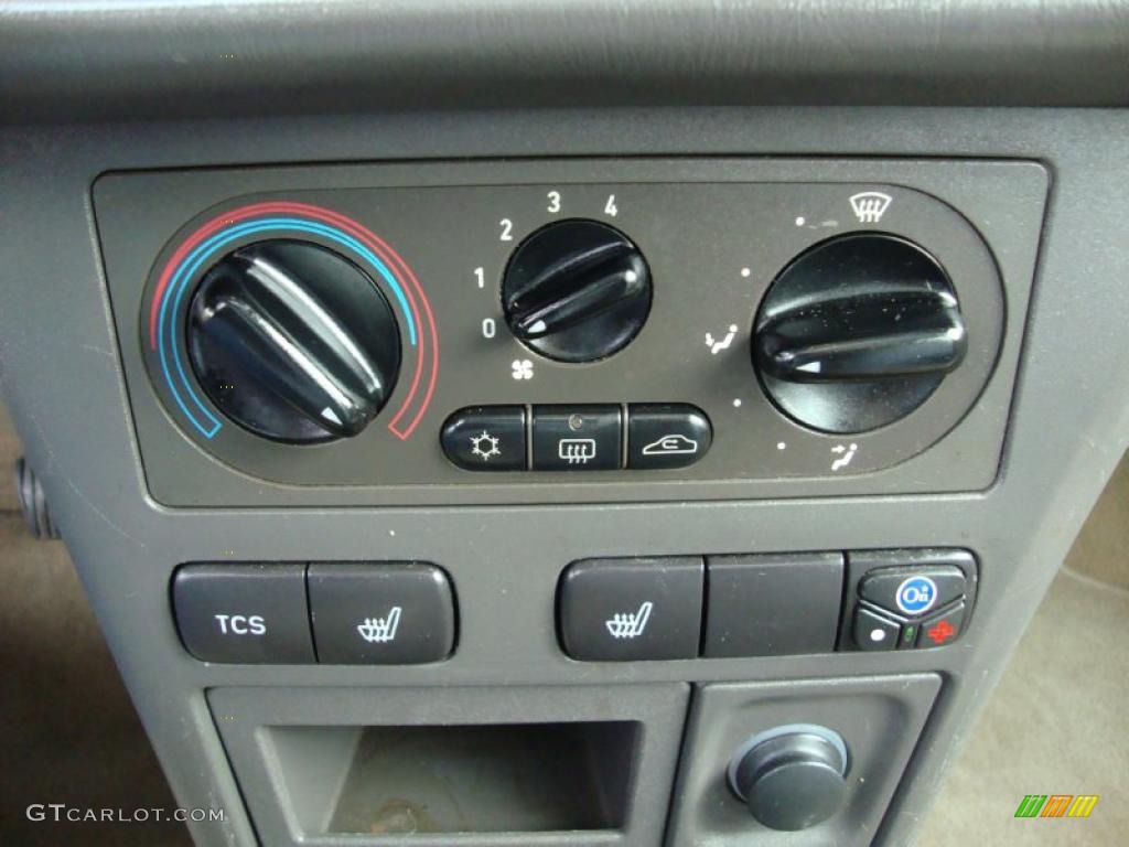 2001 Saab 9-3 Sedan Controls Photo #43370063