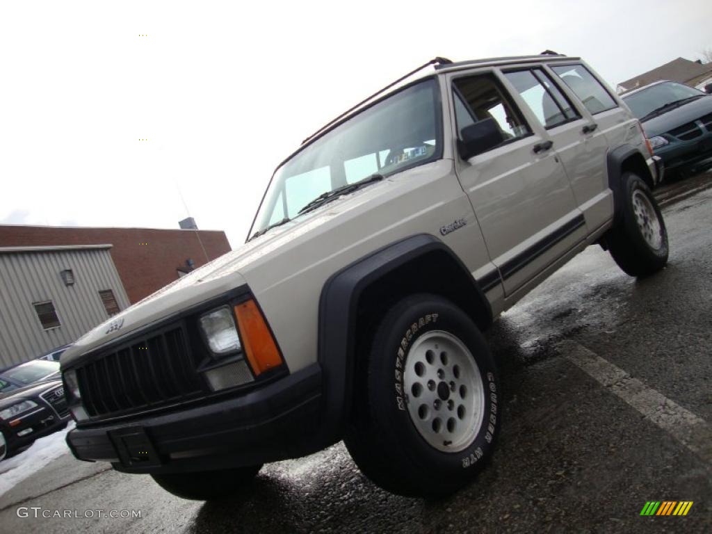 1996 Cherokee SE 4WD - Light Driftwood Metallic / Tan photo #1