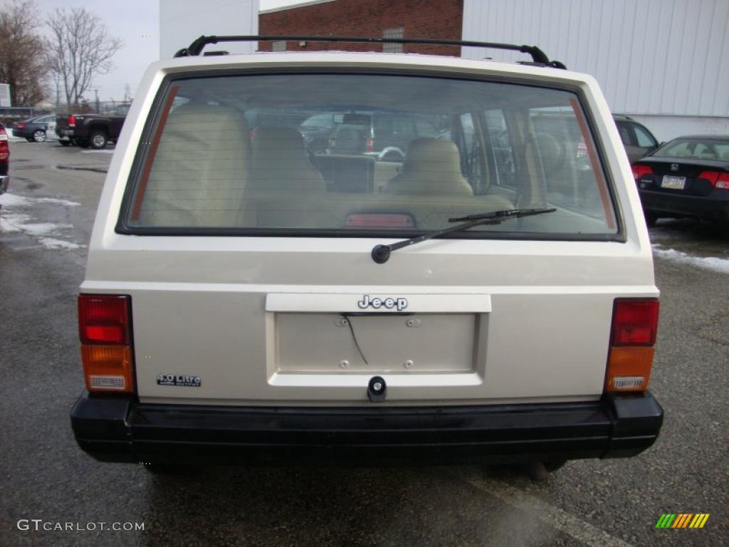 1996 Cherokee SE 4WD - Light Driftwood Metallic / Tan photo #9