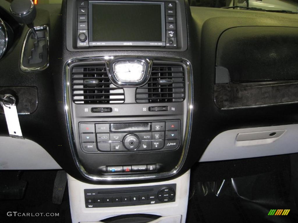2011 Chrysler Town & Country Touring - L Controls Photo #43381947