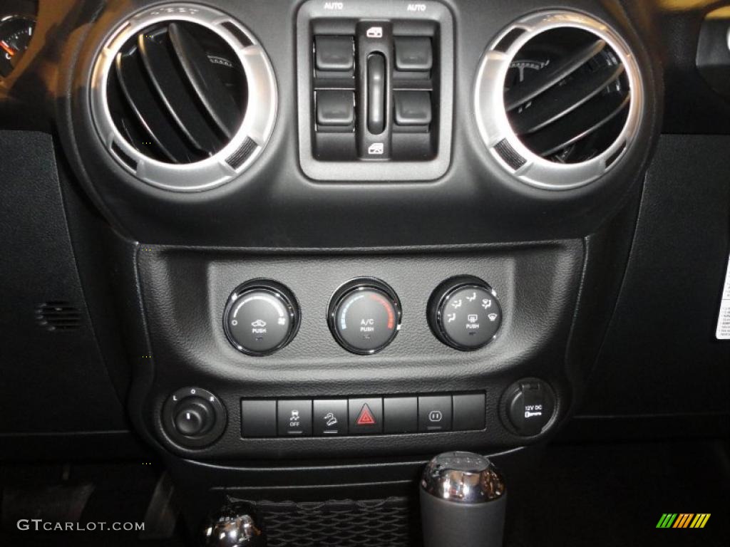 2011 Wrangler Unlimited Sahara 4x4 - Detonator Yellow / Black photo #30