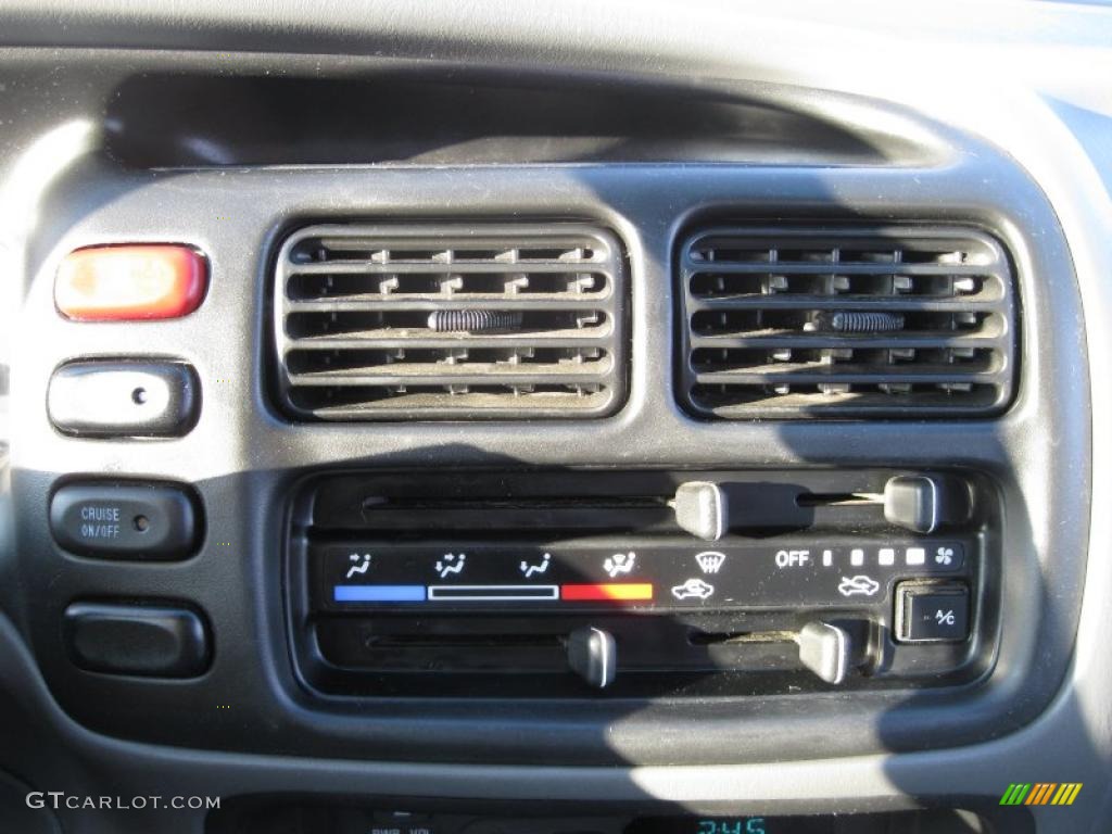 2002 Chevrolet Tracker ZR2 4WD Hard Top Controls Photo #43395164