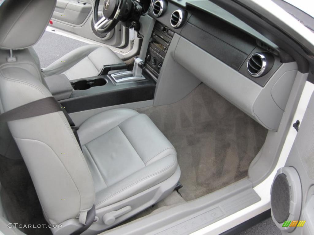 2006 Mustang V6 Deluxe Convertible - Performance White / Light Graphite photo #8