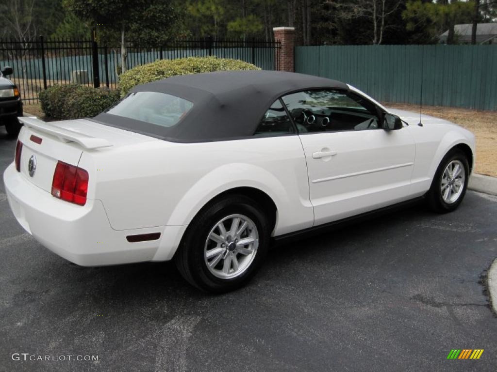2006 Mustang V6 Deluxe Convertible - Performance White / Light Graphite photo #12