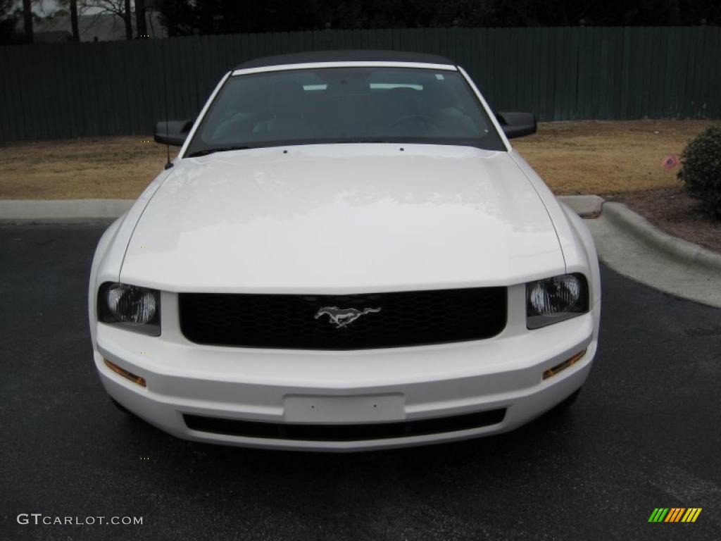 2006 Mustang V6 Deluxe Convertible - Performance White / Light Graphite photo #17