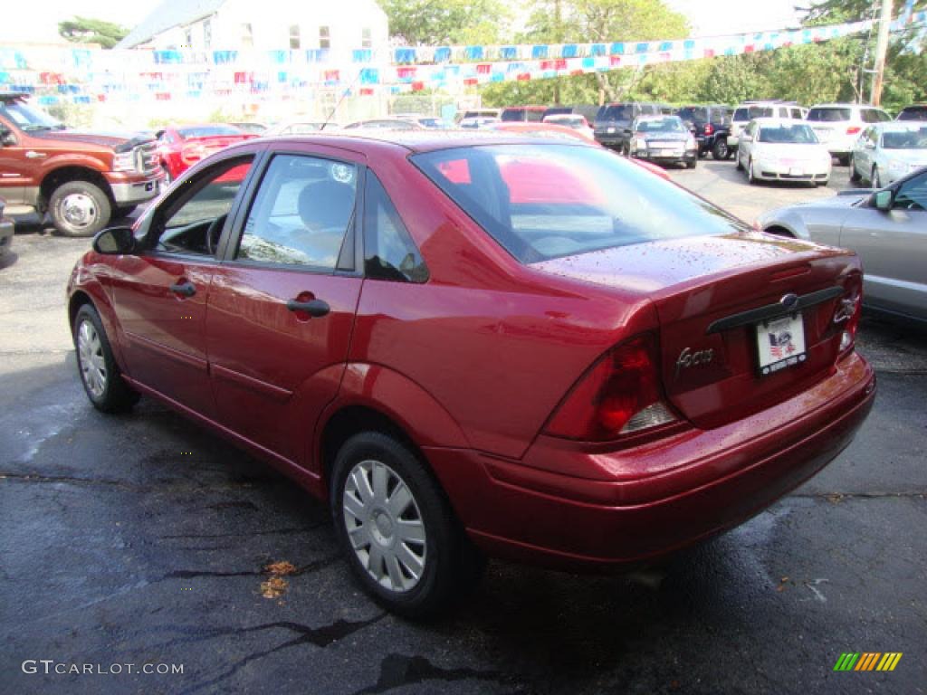 2004 Focus SE Sedan - Sangria Red Metallic / Medium Graphite photo #2