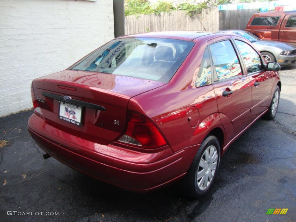 2004 Focus SE Sedan - Sangria Red Metallic / Medium Graphite photo #4