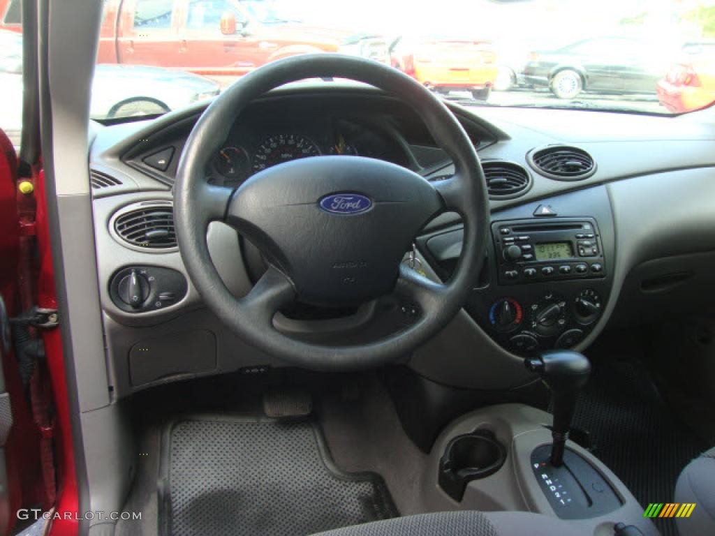 2004 Focus SE Sedan - Sangria Red Metallic / Medium Graphite photo #5