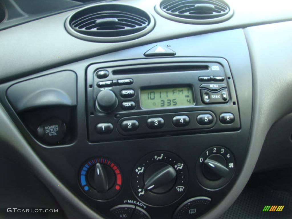 2004 Ford Focus SE Sedan Controls Photo #43438498