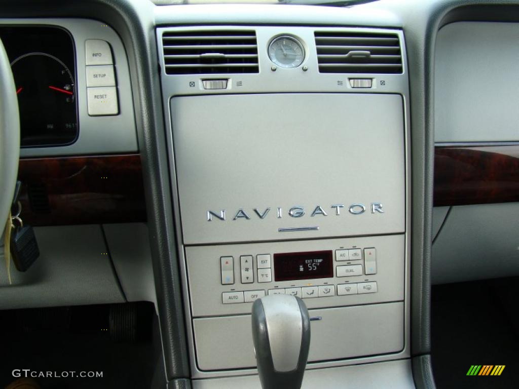 2004 Navigator Luxury - Black Clearcoat / Dove Grey photo #25