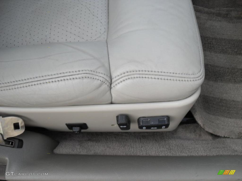 1995 Seville STS - White / Cashmere photo #23