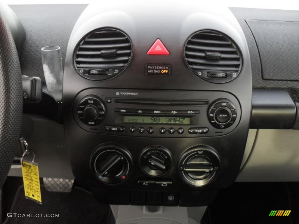 2005 Volkswagen New Beetle GL Coupe Controls Photo #43462060