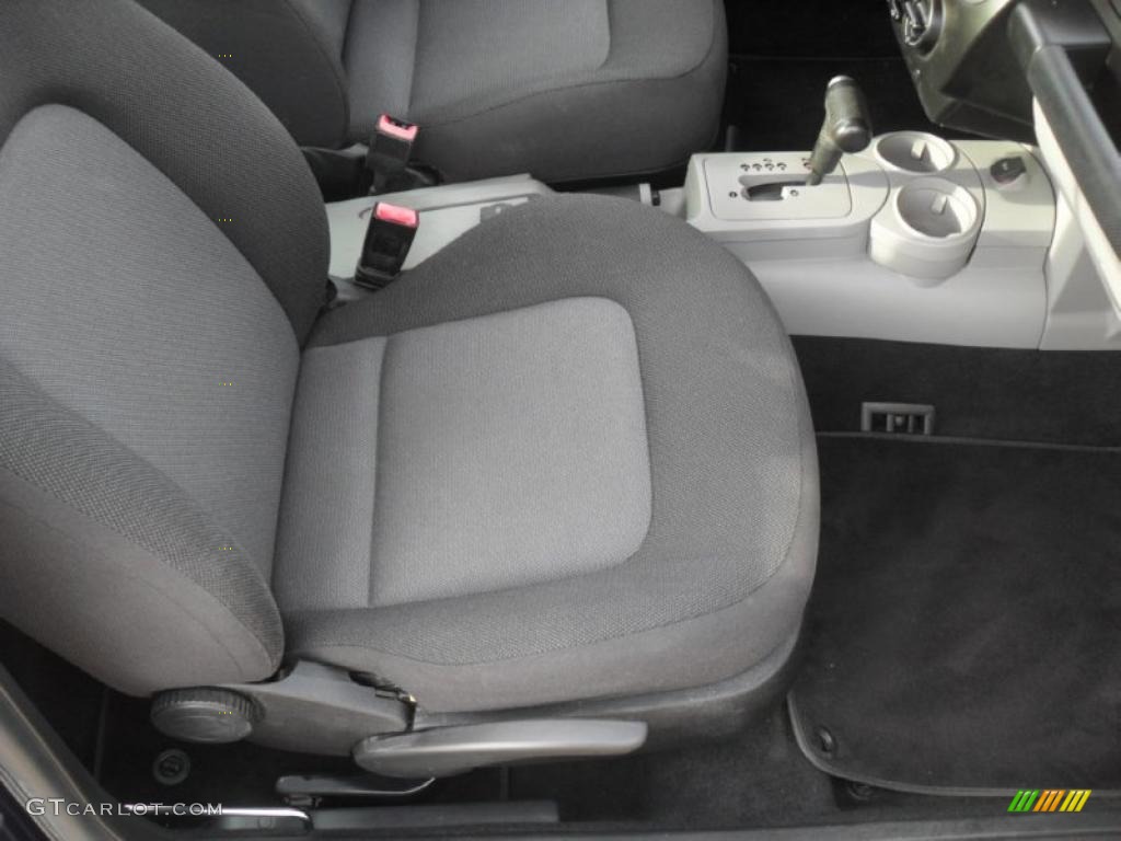 Black Interior 2005 Volkswagen New Beetle GL Coupe Photo #43462140