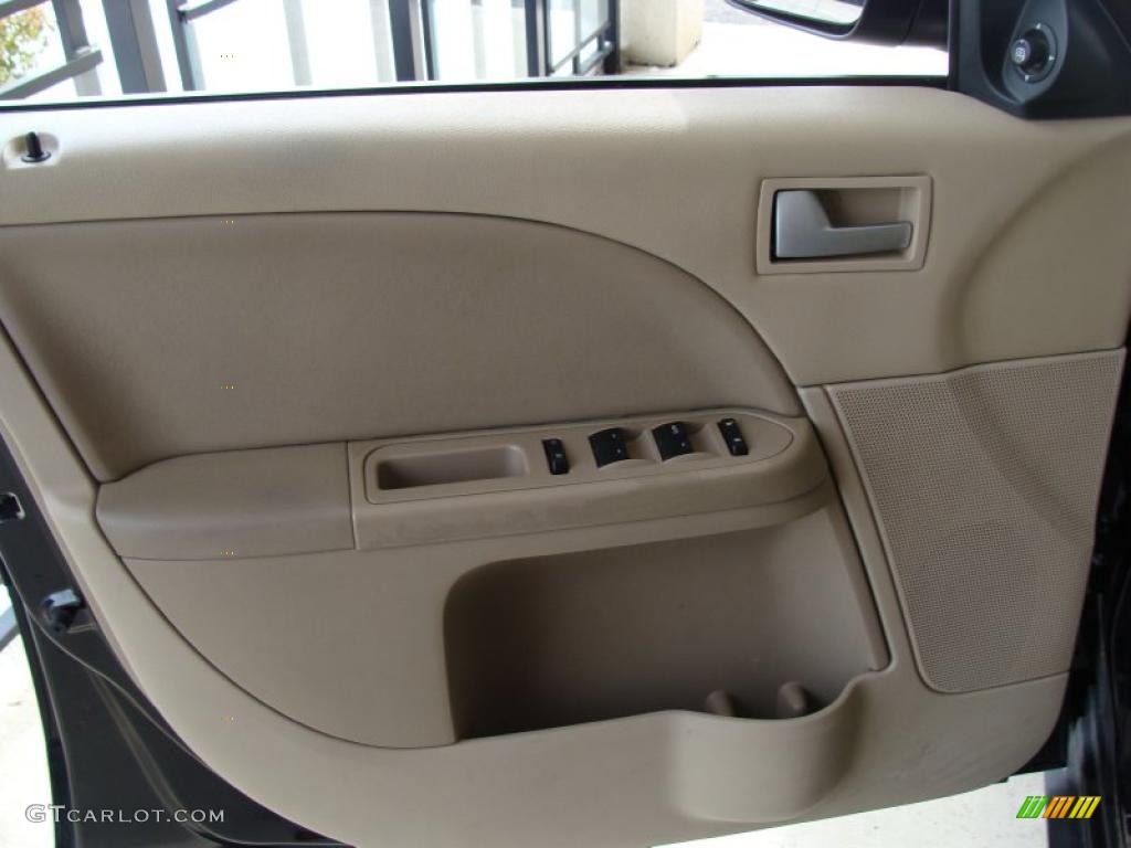 2005 Ford Five Hundred SEL AWD Pebble Beige/Black Door Panel Photo #43468026