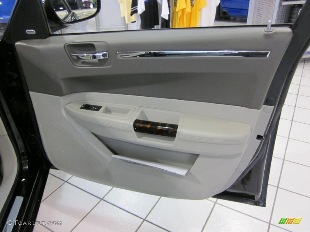 2010 Chrysler 300 C HEMI Door Panel Photos