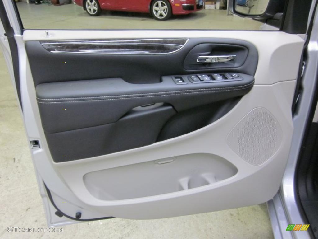 2011 Chrysler Town & Country Touring - L Black/Light Graystone Door Panel Photo #43475822