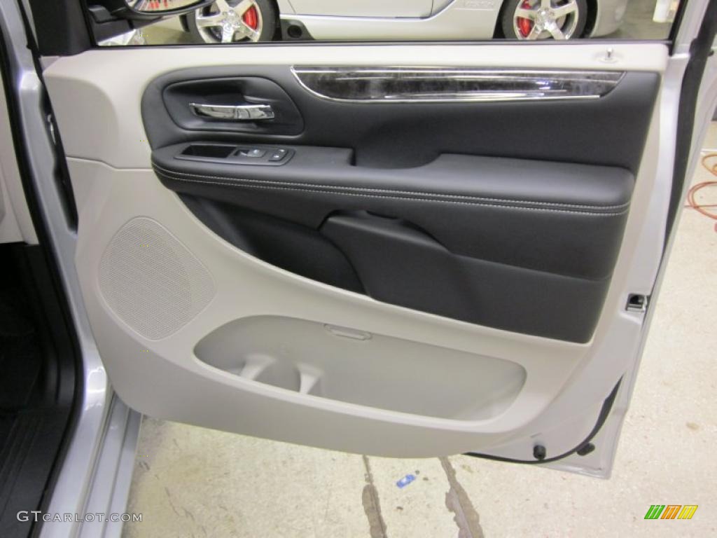 2011 Chrysler Town & Country Touring - L Black/Light Graystone Door Panel Photo #43475945