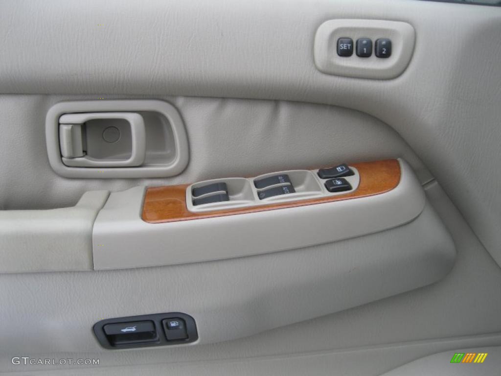 2002 Infiniti QX4 4x4 Controls Photo #43497413