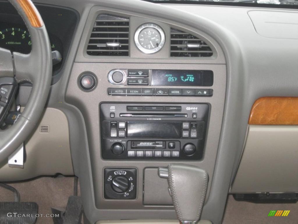 2002 Infiniti QX4 4x4 Controls Photo #43497446