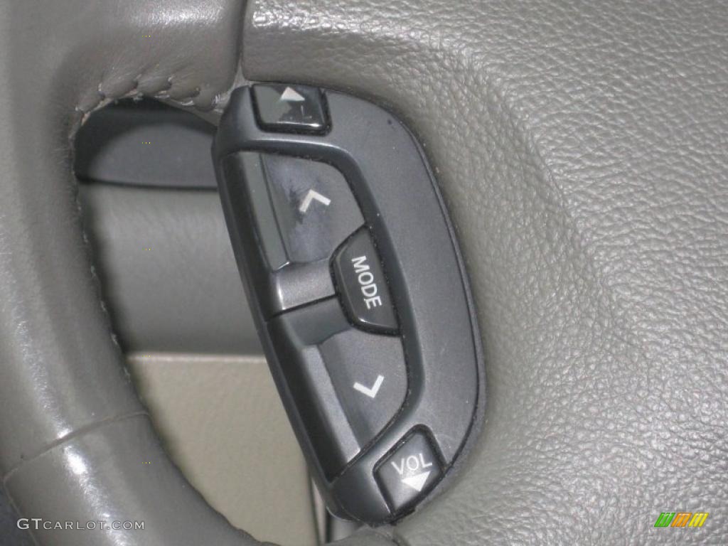 2002 Infiniti QX4 4x4 Controls Photo #43497636