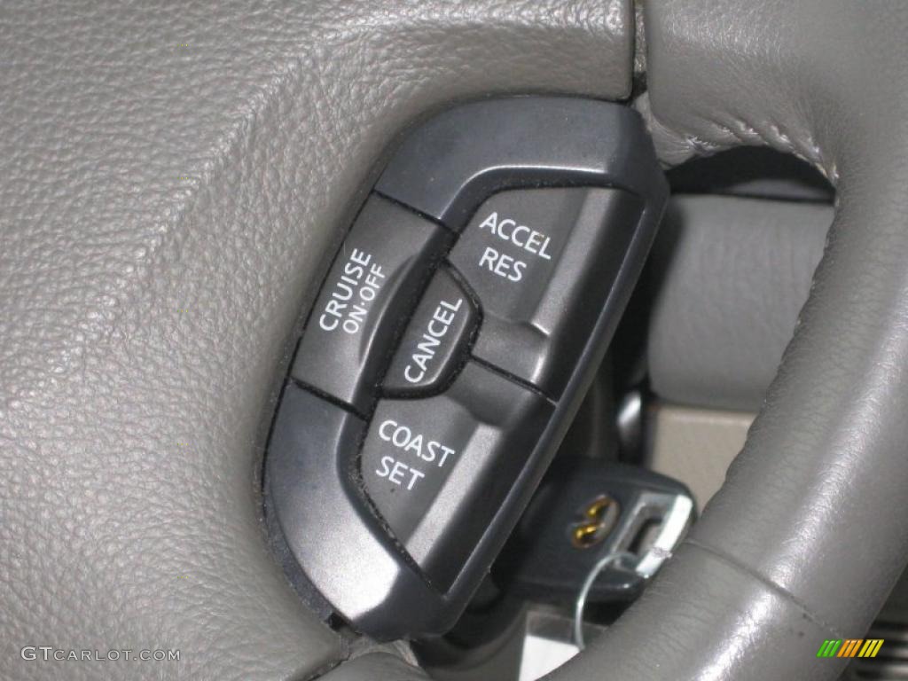 2002 Infiniti QX4 4x4 Controls Photo #43497648