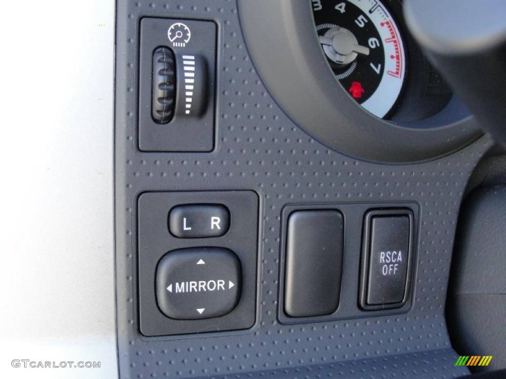 2011 Toyota FJ Cruiser TRD Controls Photo #43536646