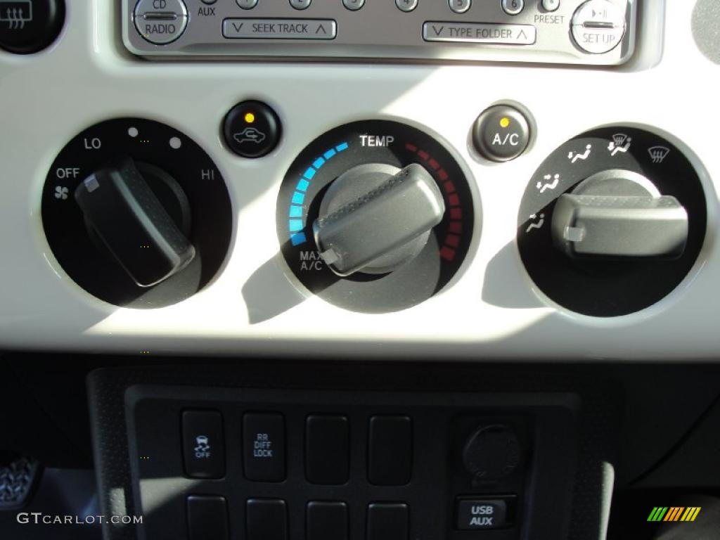 2011 Toyota FJ Cruiser Standard FJ Cruiser Model Controls Photo #43536994