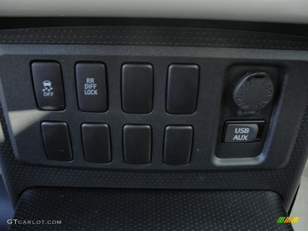 2011 Toyota FJ Cruiser Standard FJ Cruiser Model Controls Photo #43537002