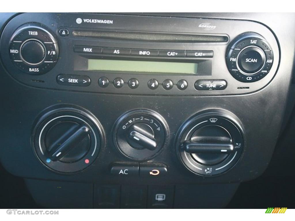2004 Volkswagen New Beetle Satellite Blue Edition Coupe Controls Photo #43544112