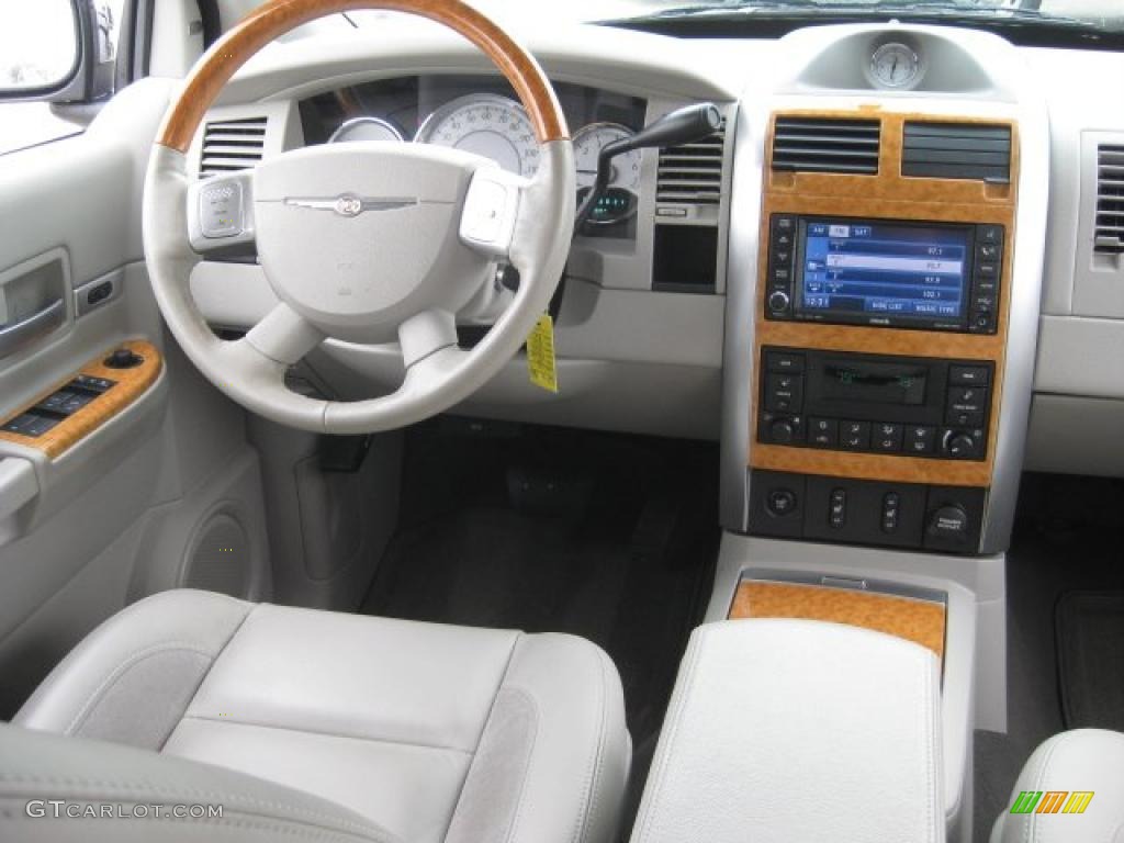 2009 Chrysler Aspen Limited Dashboard Photos