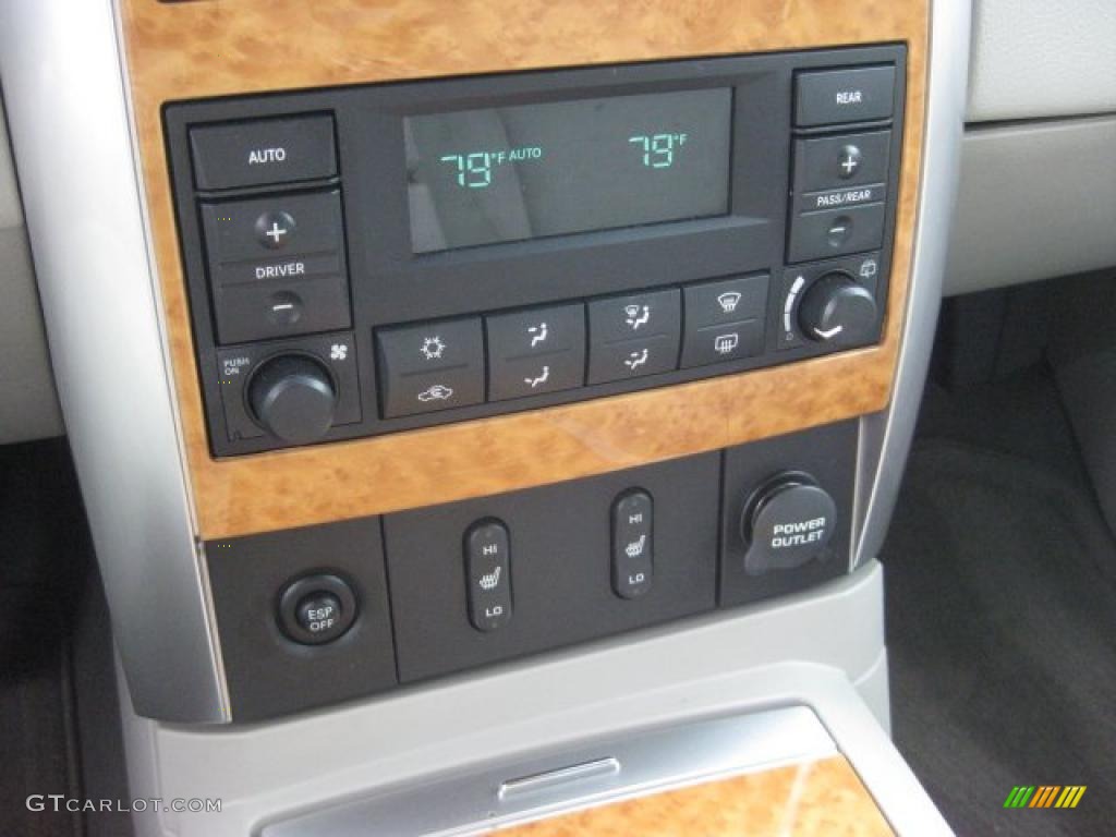 2009 Chrysler Aspen Limited Controls Photo #43554113