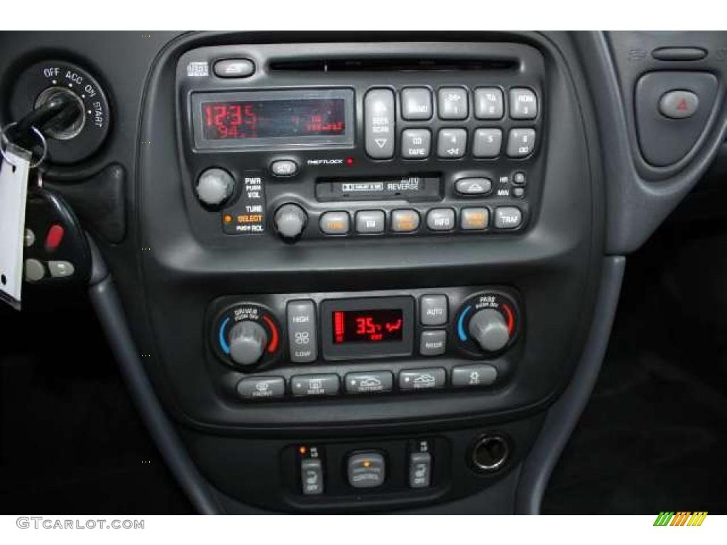 2002 Pontiac Bonneville SLE Controls Photo #43560594